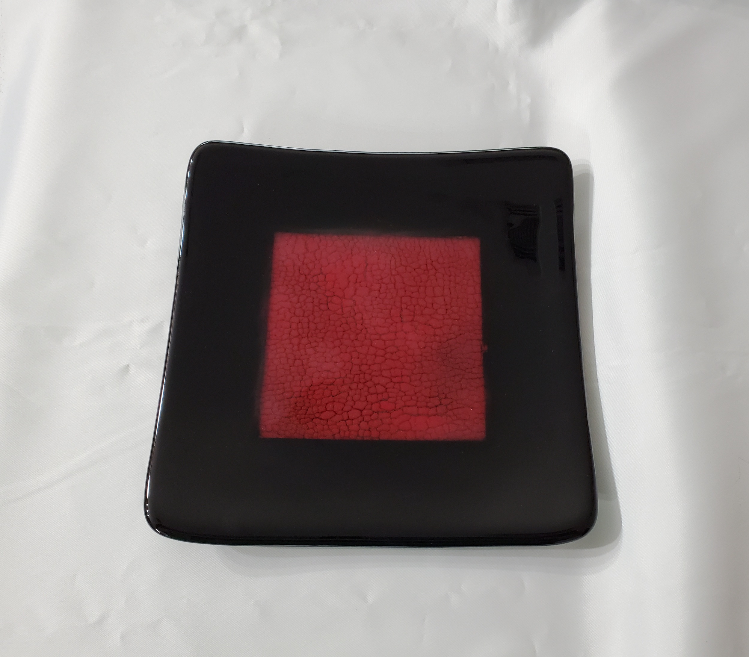 21025-B-Black-Red-crackle-plate-10-x-10